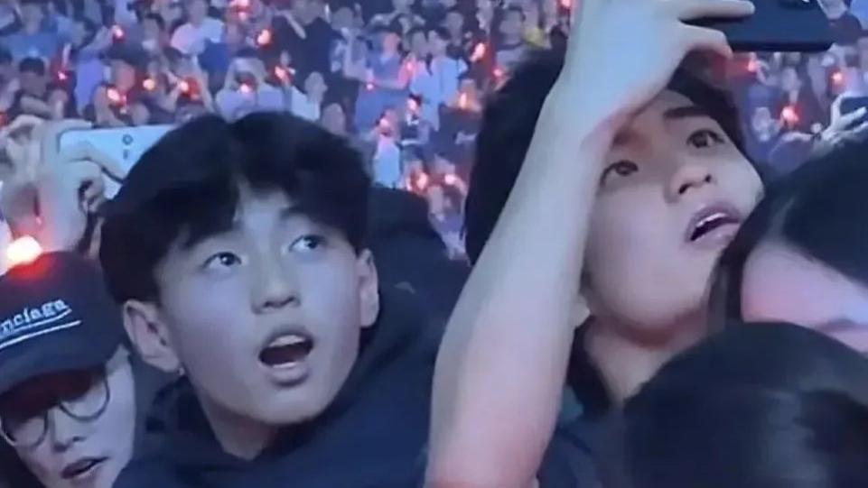 豪门同框！何超琼闪金裙辣翻谢霆锋演唱会，前夫许晋亨携李嘉欣“甜蜜暴击”