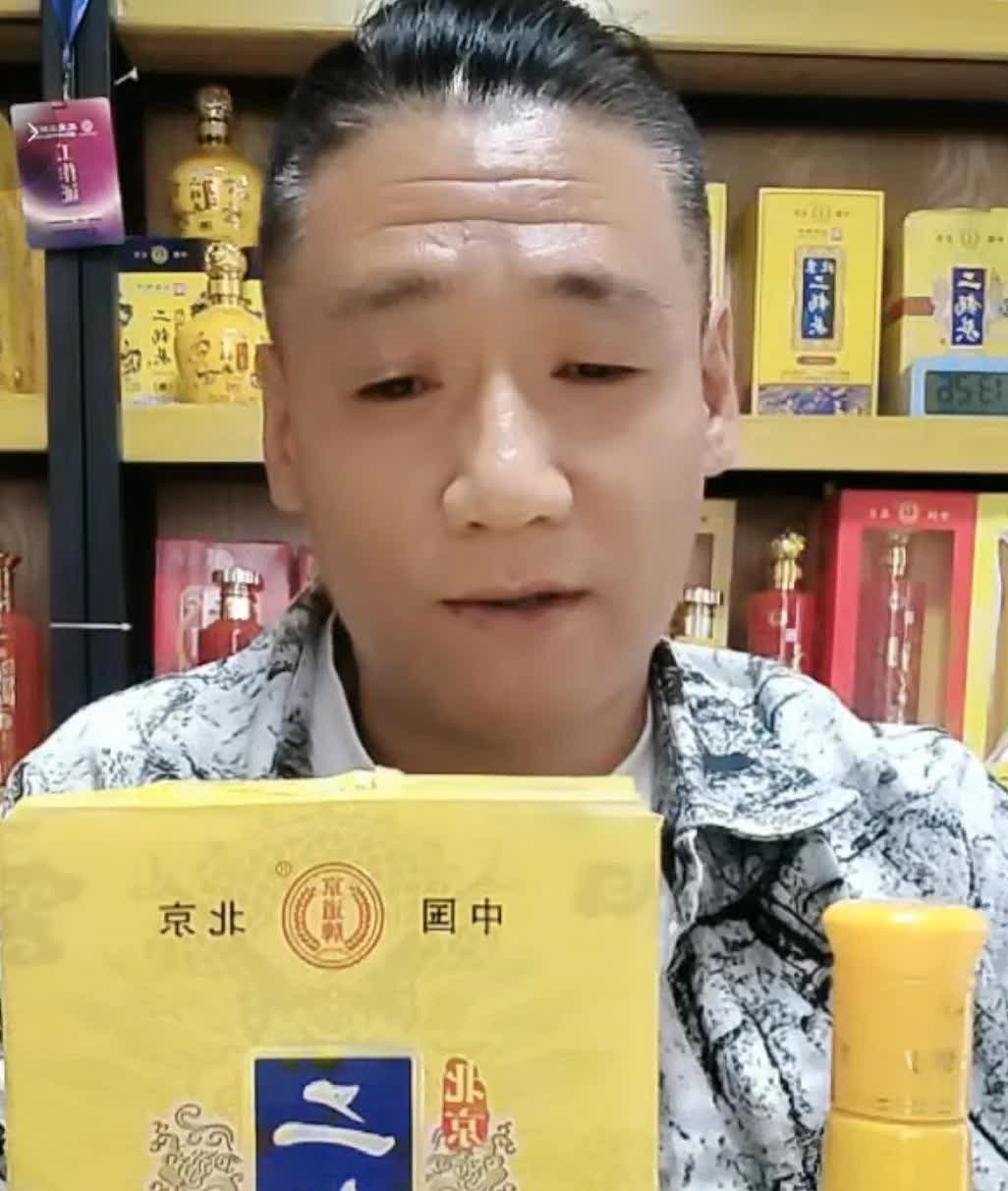 相声演员杨议先生麾下悍将邦子继咔罗宣布退出摆知宴后依然保持沉默，有粉丝问他的态度
