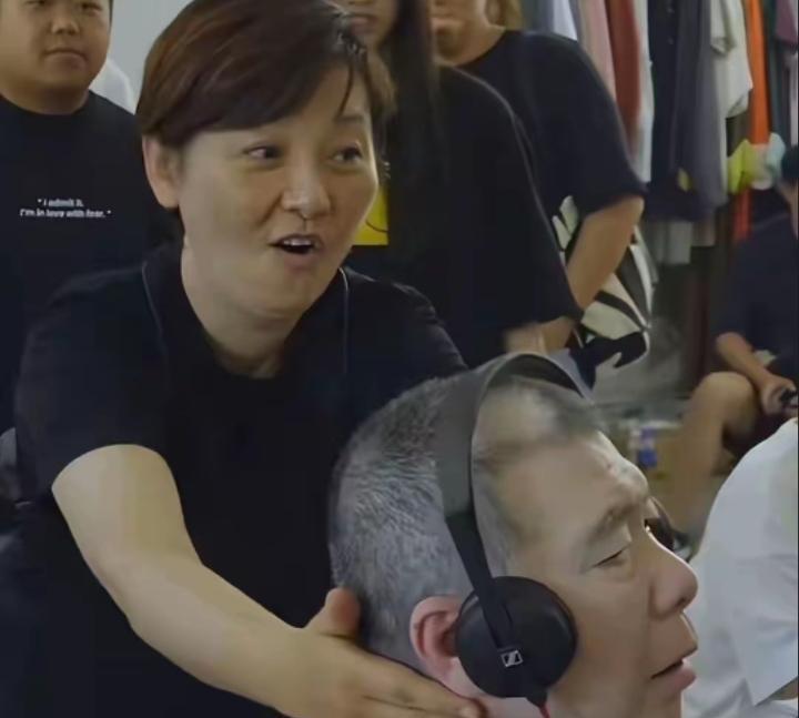 徐帆和女儿探班冯小刚时的一幕，如今58岁一直没有孩子曝离婚传闻变化让人认不出