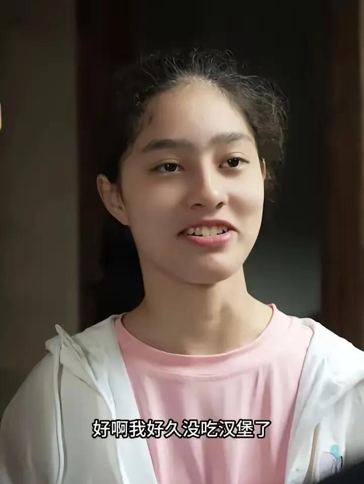 原来杨淙的双胞胎女儿在妈妈生前很喜欢撒娇，想吃汉堡了，就跟妈妈说，然后奇娜也会开