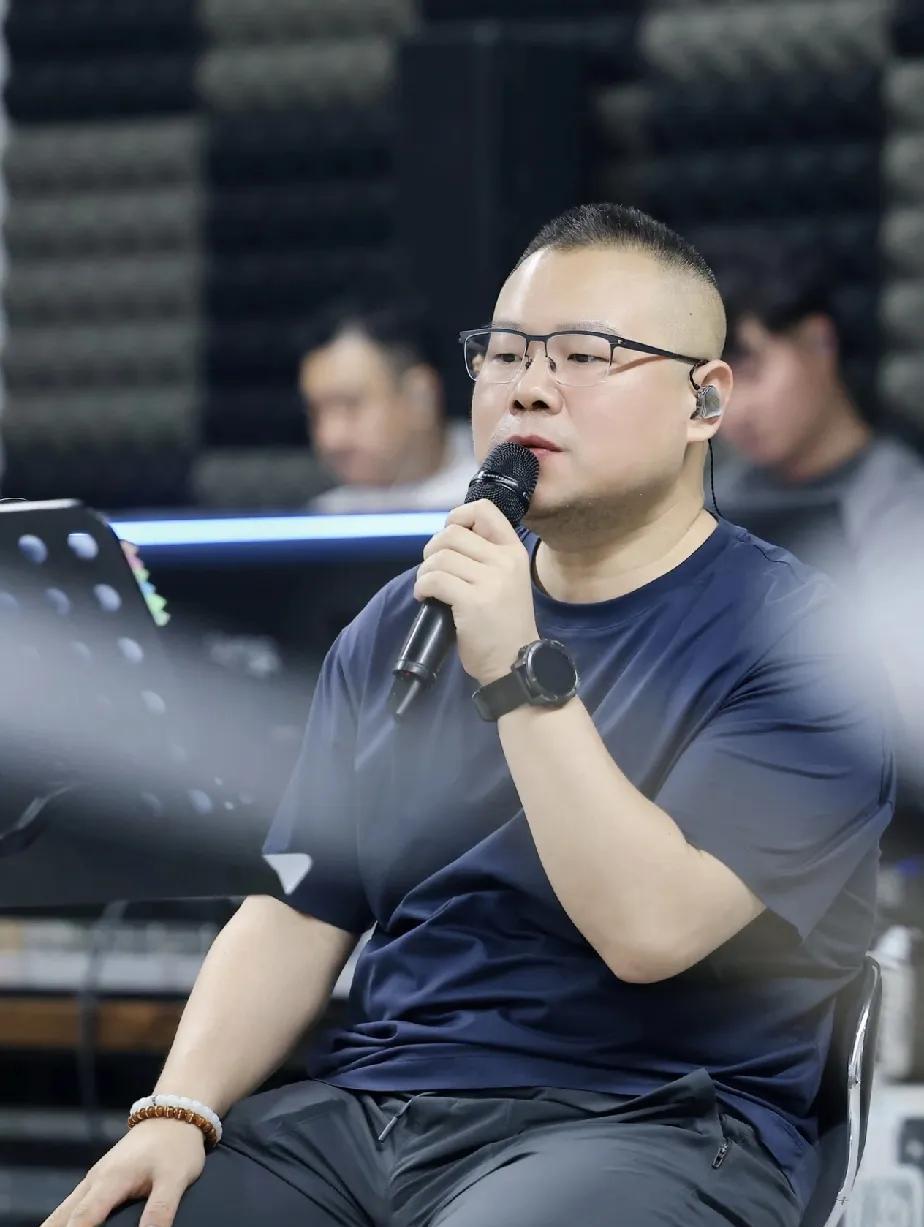 这孩子就是太实在，
谁的话都信。
说学逗唱，最后才是“唱”，他参加个音乐节就够够