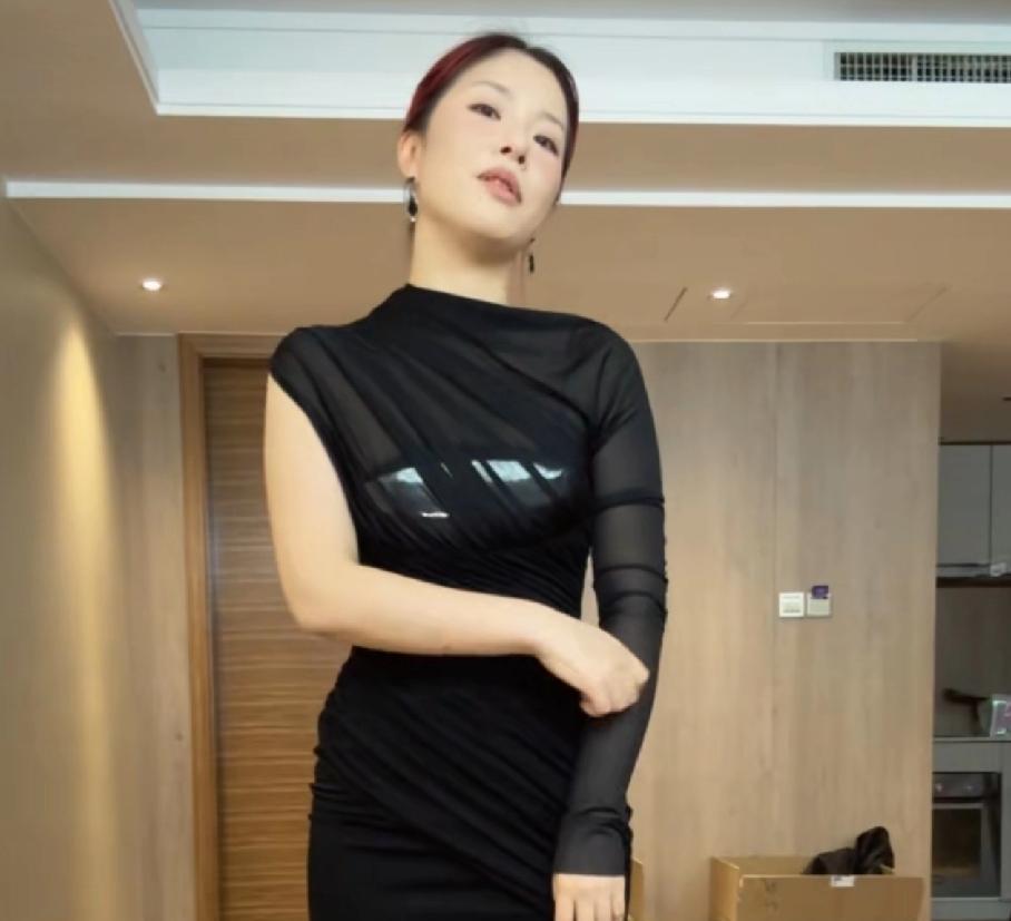 内娱最近是怎么了
之前瘦不下来的全都瘦了，前有贾冰，辣目洋子，现在王菊都瘦了很多