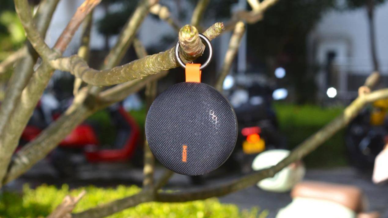 灵动黑橙撞色，可拆卸金属挂扣，新年就送这个REDMI 2蓝牙音箱