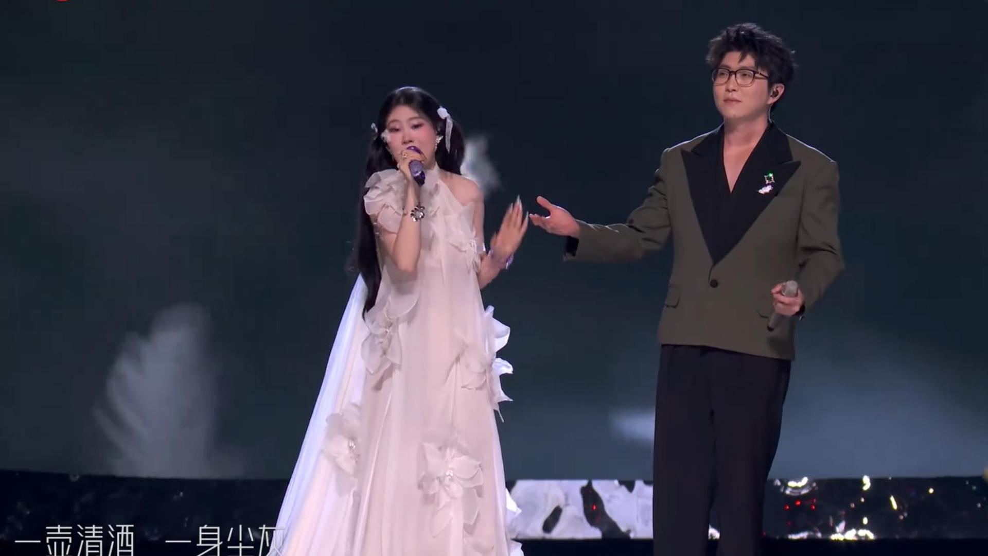 六大跨年名场面！假唱露馅，破音跑调，拒绝牵手，一个比一个荒唐