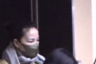春晚之后王菲首次现身，夜晚出现在酒店，四月份的天气还穿棉袄戴围巾。
 
“天