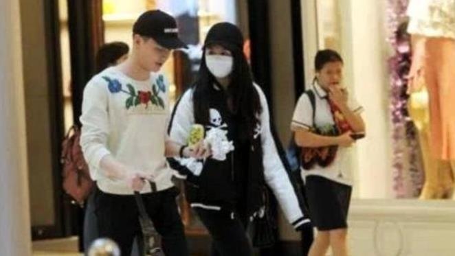 钟丽缇女儿恋爱曝光！16岁张思捷晒甜蜜照，粉丝纷纷送祝福！
