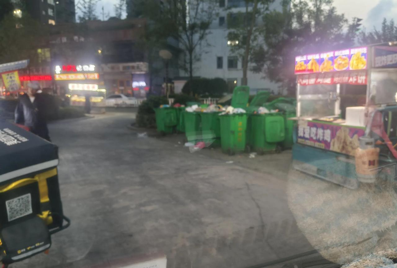 就这样的食物制作环境，怎么能让人放心，我停车的十几分钟里，还有来取餐的骑手！也有