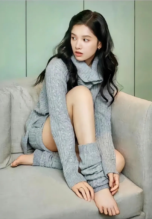 张婧仪，168cm，素甲美脚