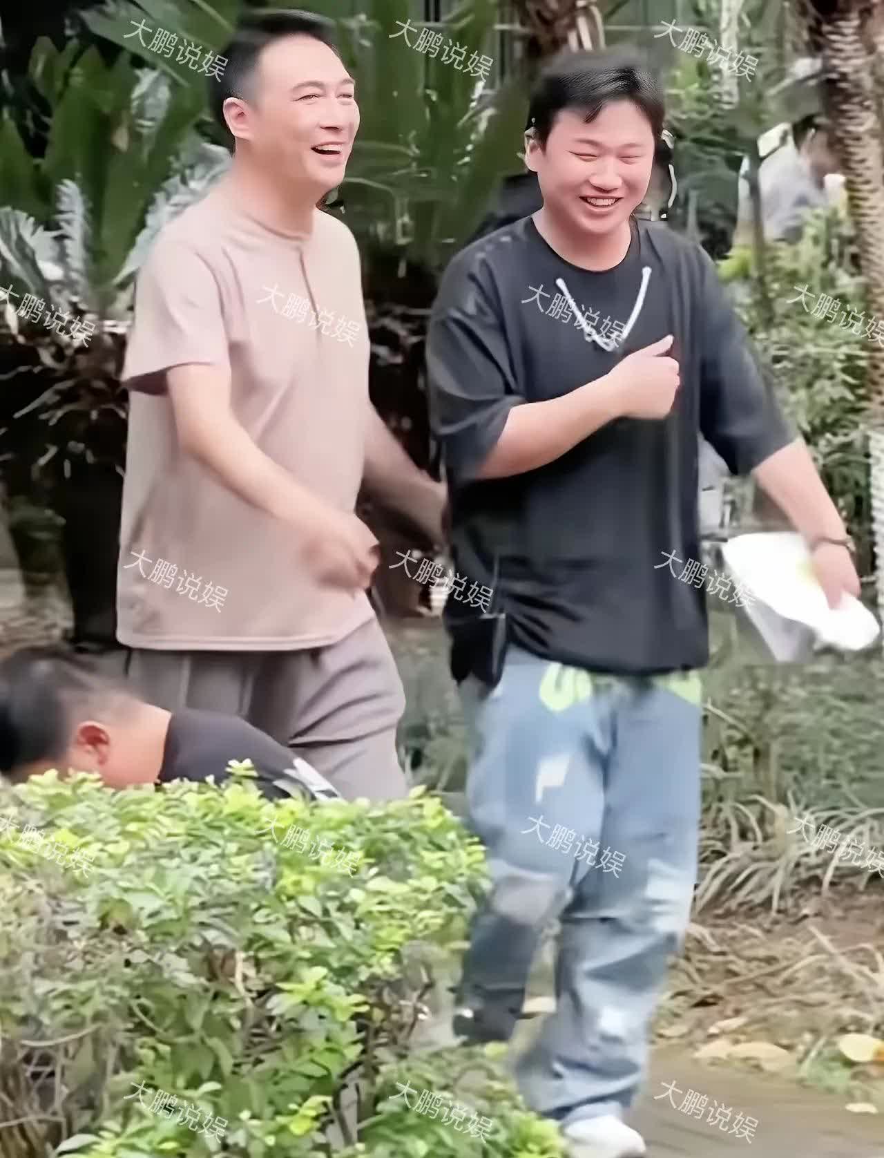 早就听说香港明星私底下穿衣服都挺随便，看到吴镇宇这出街照片，我算是信了。

