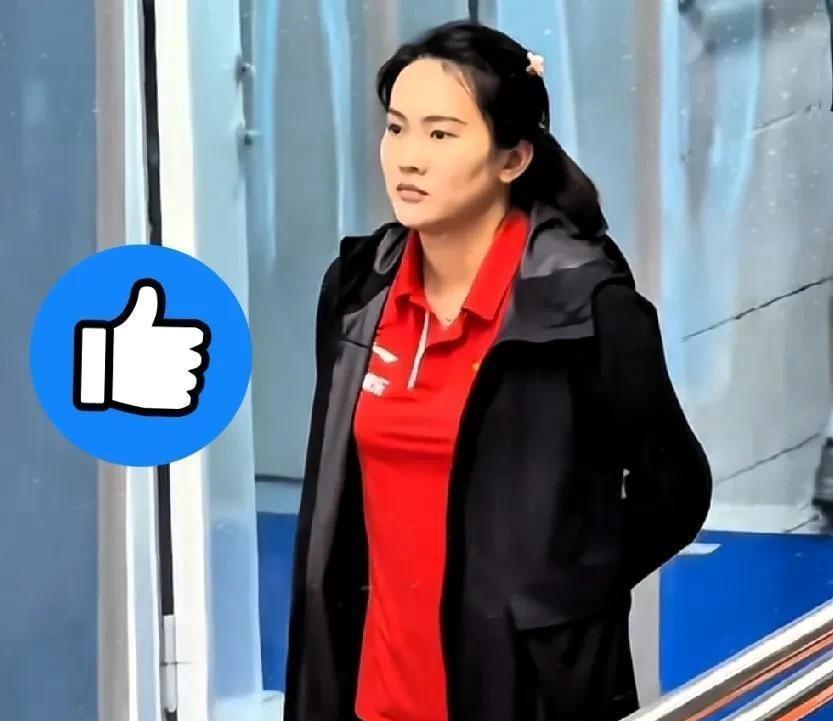 去年看比赛的时候我就注意到，陈若琳在场边扶着腰站都站不直，现在带徒弟跑康复训练，