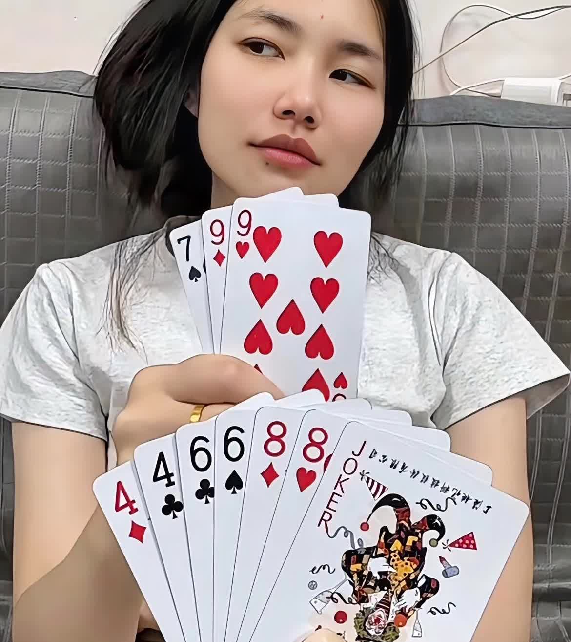 输了回屋睡，瞧她那嘚瑟的小眼神，我真的输了吗？