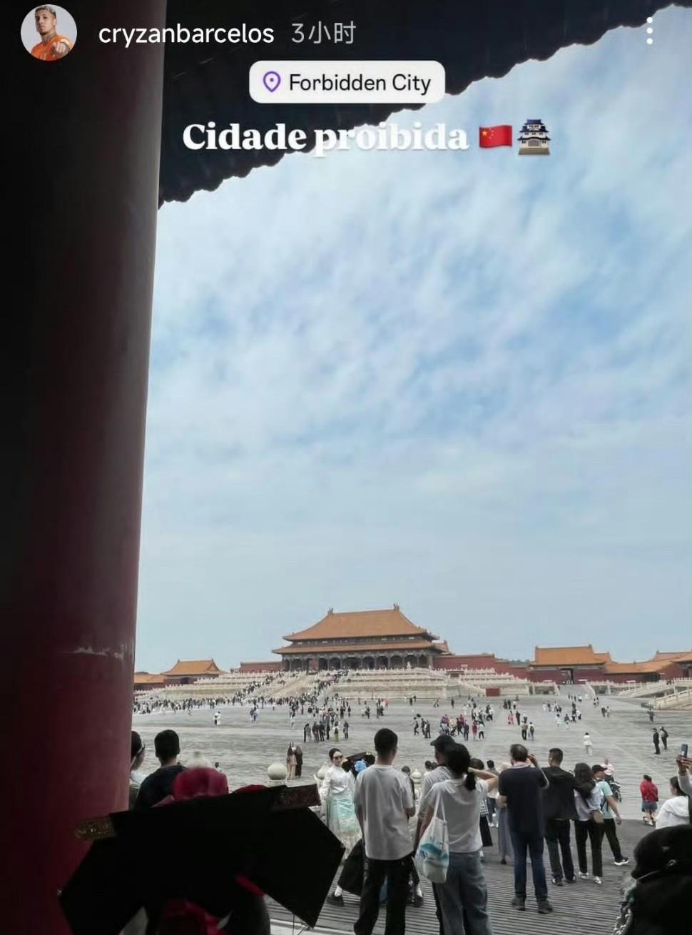 【克雷桑故宫游玩】
今天下午，泰山外援克雷桑在其个人社交平台发布了一组图片动态。