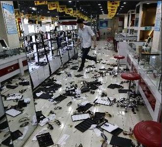 白嫖上瘾了！2023年，湖南长沙，女房东见男子老实，逐年涨租，男子为了生意，忍气