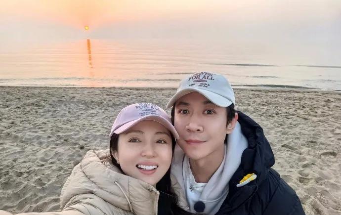 董璇张维伊官宣啦！俩人晒出阿那亚度假合照，她盼时间静下来，他镜头里都是她。之前传