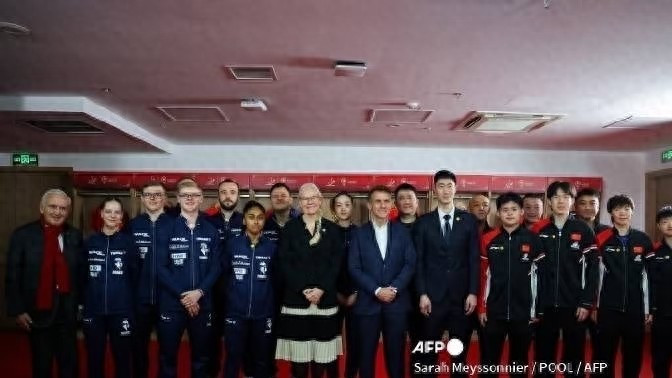 王励勤带着王楚钦、林诗栋、王曼昱孙颖莎与法国总统打起了乒乓球