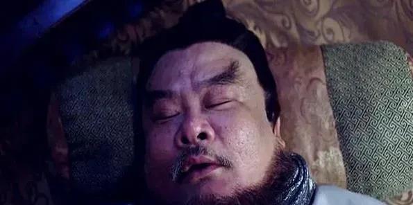 757年，安禄山正熟睡，阉人李猪儿一刀捅进他的肚子，“唰”地往下一划，顿时一片鲜