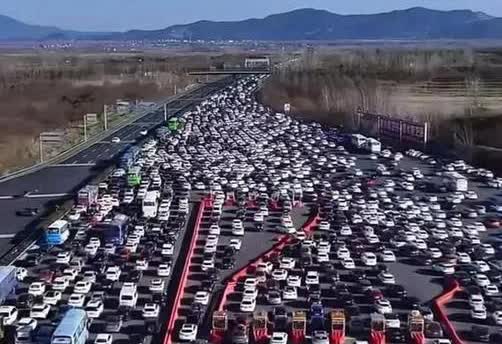 为什么说“新能源车取代油车是闹剧”？其实原因很简单:

你以为的超跑:设计师