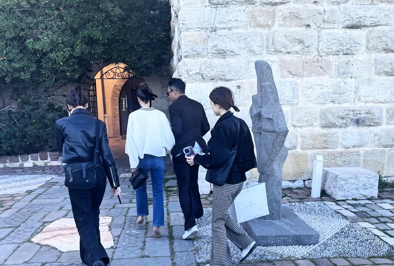 有网友在法国偶遇汪小菲和马筱梅，他俩真的是，永远黏在一块，感情挺好的！有一说一，