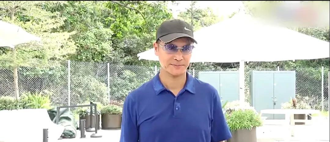 61岁的郭晋安近日现场接受香港媒体采访，头戴黑色耐克棒球帽，深蓝色体恤衫，茶色墨