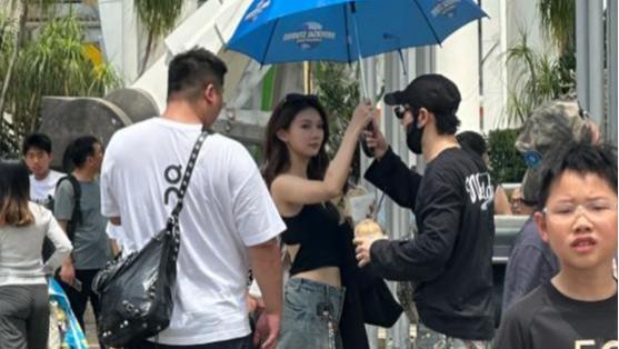 黄晓明放慢脚步耐心陪着女子挑选小吃