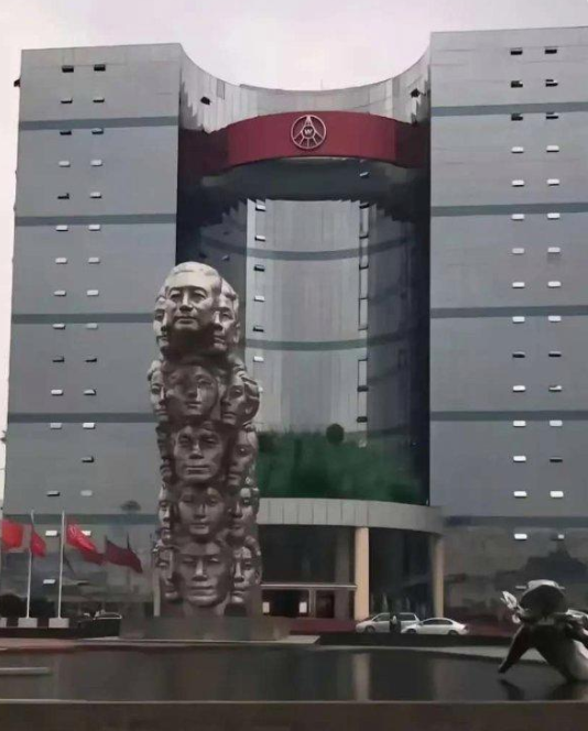 五粮液公司门口，为什么要做这个雕像

