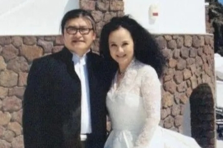 1987年，刘欢对主持人卢璐一见钟情，认识9天后就求婚成功。可是去民政局登记时，