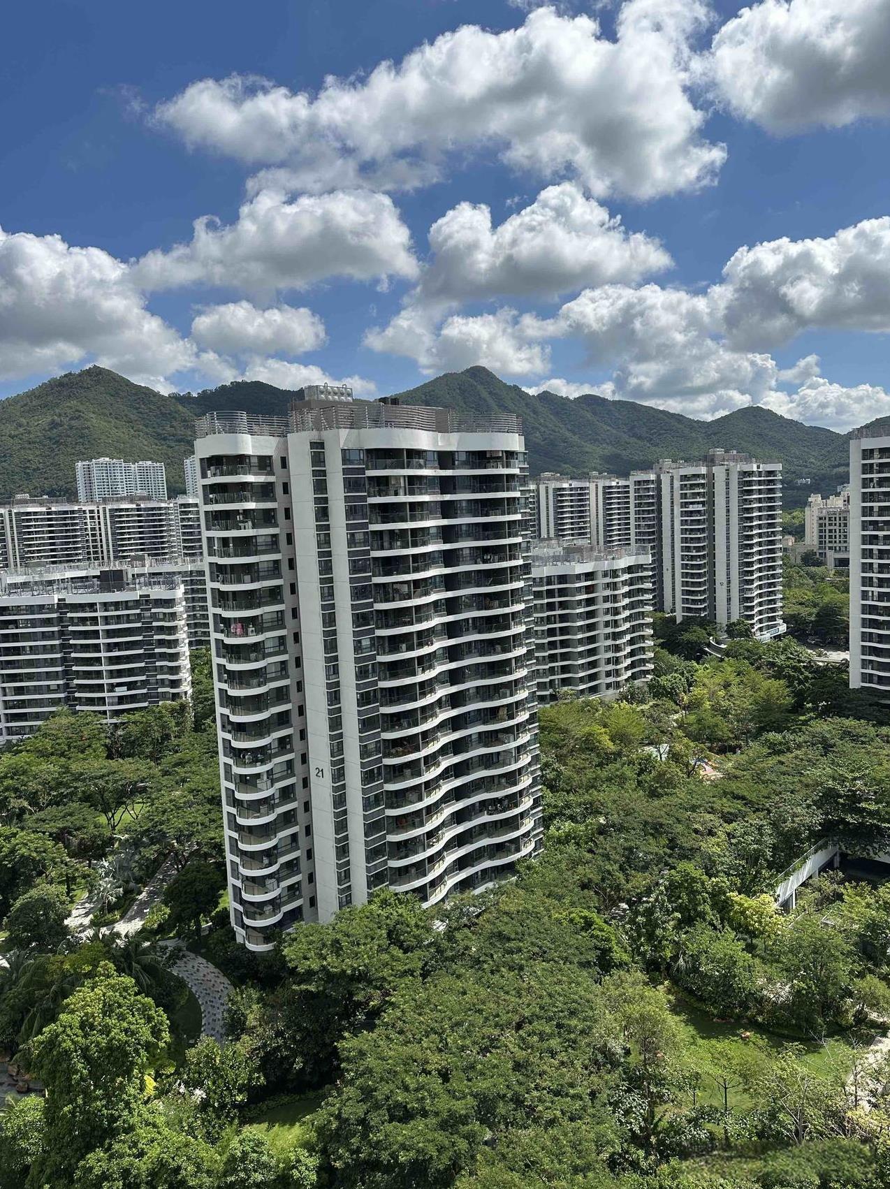 三亚的日子，已算不上旅居，更像是日常。
在这儿，感受不到任何＂卷＂的气息。大街上