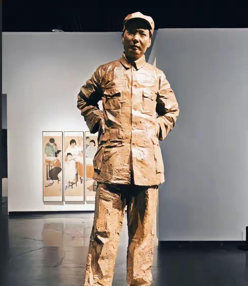 这才是真正的大师，简直与本人一模一样，面部表情栩栩如生，身材比例也合适。再看现在