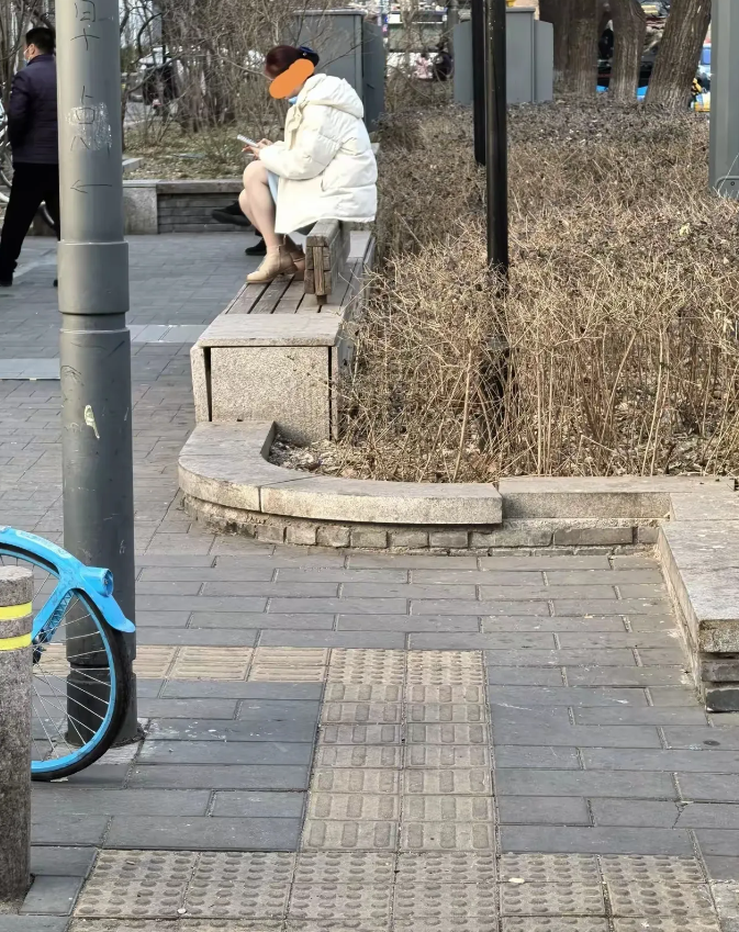 公园设计这样的凳子目的是什么？
