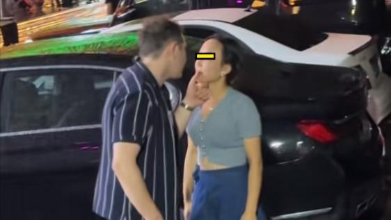 女子被外国男子当众亲吻，看似闪躲实则乐开花，仅吃碗面就被拿下