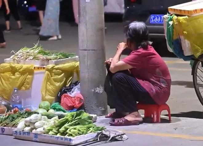 我哥嫂都是政府领导退休，有一次，我嫂子在路边和一个卖菜的阿姨讨价还价，结果上车后