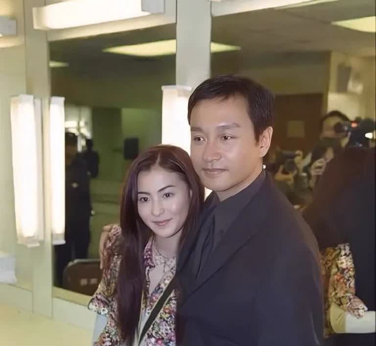 这是张柏芝与哥哥年轻时的老照片啊，拍摄的时候还在上世纪90年代末，那时候张柏芝1