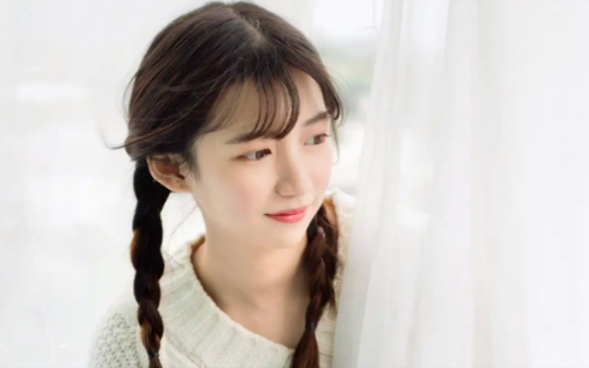 我在邻居家装的摄像头，拍到了不该看的东西——现在女主人失踪了，警察在敲我的门