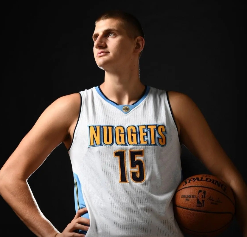 约基奇几天没打球可能有的人就开始忘记了，我来帮忙回忆一下他这赛季目前的表现
打了