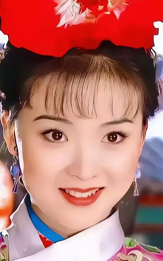 三位都很美，但是沈傲君一脸福相，富态优雅，一看就旺夫