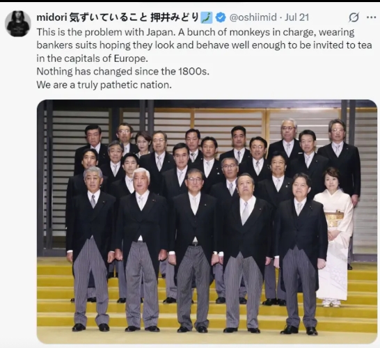 一个日本人发图文嘲讽日本议员：
这就是日本的问题所在，一群猴子掌权，穿着银行家的