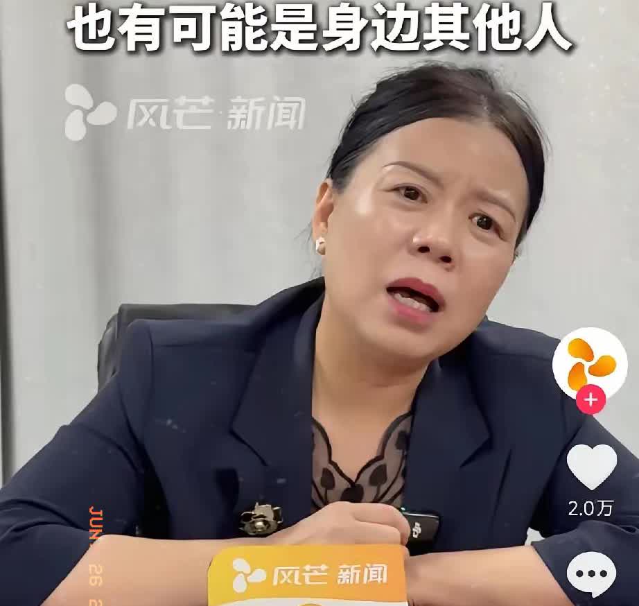 许敏在法院门口站得笔直。

她等这天三年了，就想问清姚策最后四天发生了什么。
