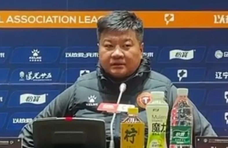岁月杀猪刀，李金羽完全脱了相，长成了弥勒佛。

不过，当年辽小虎雄心依旧。日前他