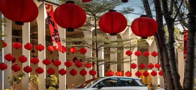 这就是赤裸裸现实啊!
电车 30万:使用10年，电费1万，卖1.5万;
油车