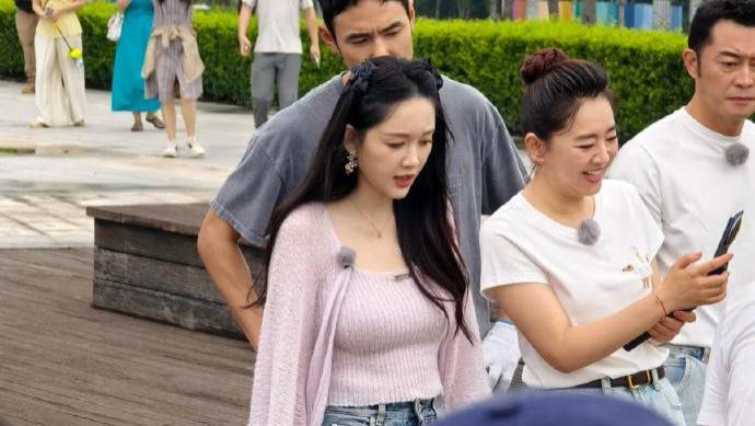 46岁陈乔恩被偶遇，生图白白嫩嫩，网友：真人比上镜好看太多！