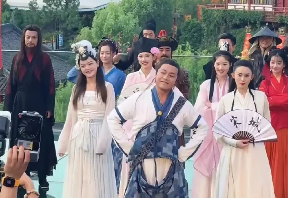 终于知道，
63岁的马景涛为什么不躺平了，
不是他不想，而是不敢啊！

