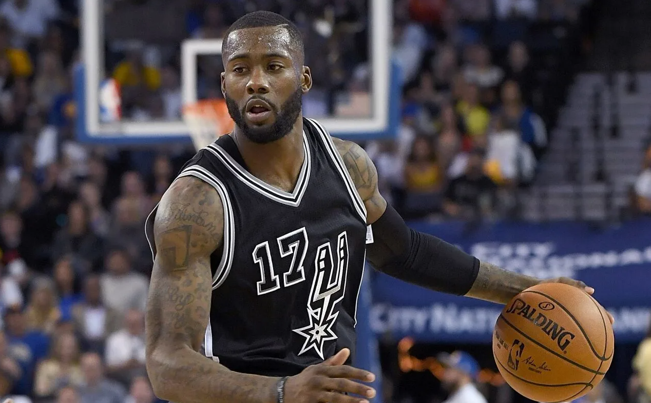 媒体NBA Memes更新X动态，分享了乔纳森-西蒙斯追梦NBA的一段故事。
乔