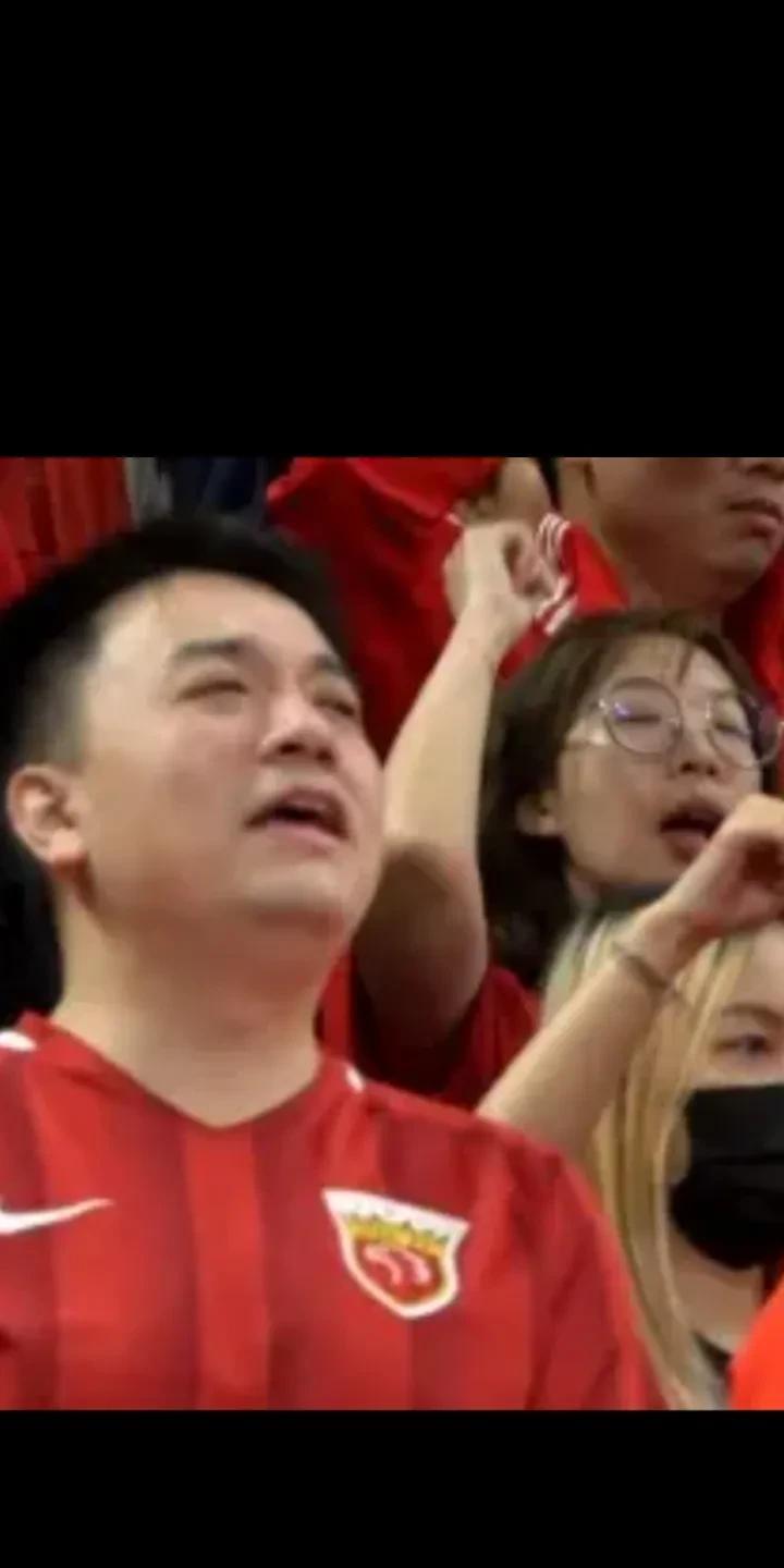 【上海海港球迷，什么也没说】
天津津门虎客场战平海港队之后，在我的评论区，见了上