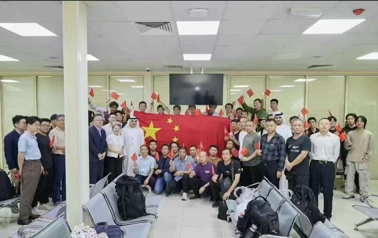 祖国撤侨真强把人接回家











中东那边突然乱了，炮火声就在耳边炸