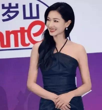 演员万茜：7次拒绝导演无理要求，惨遭封杀，如今42岁已婚生子后，凭实力再度走红。