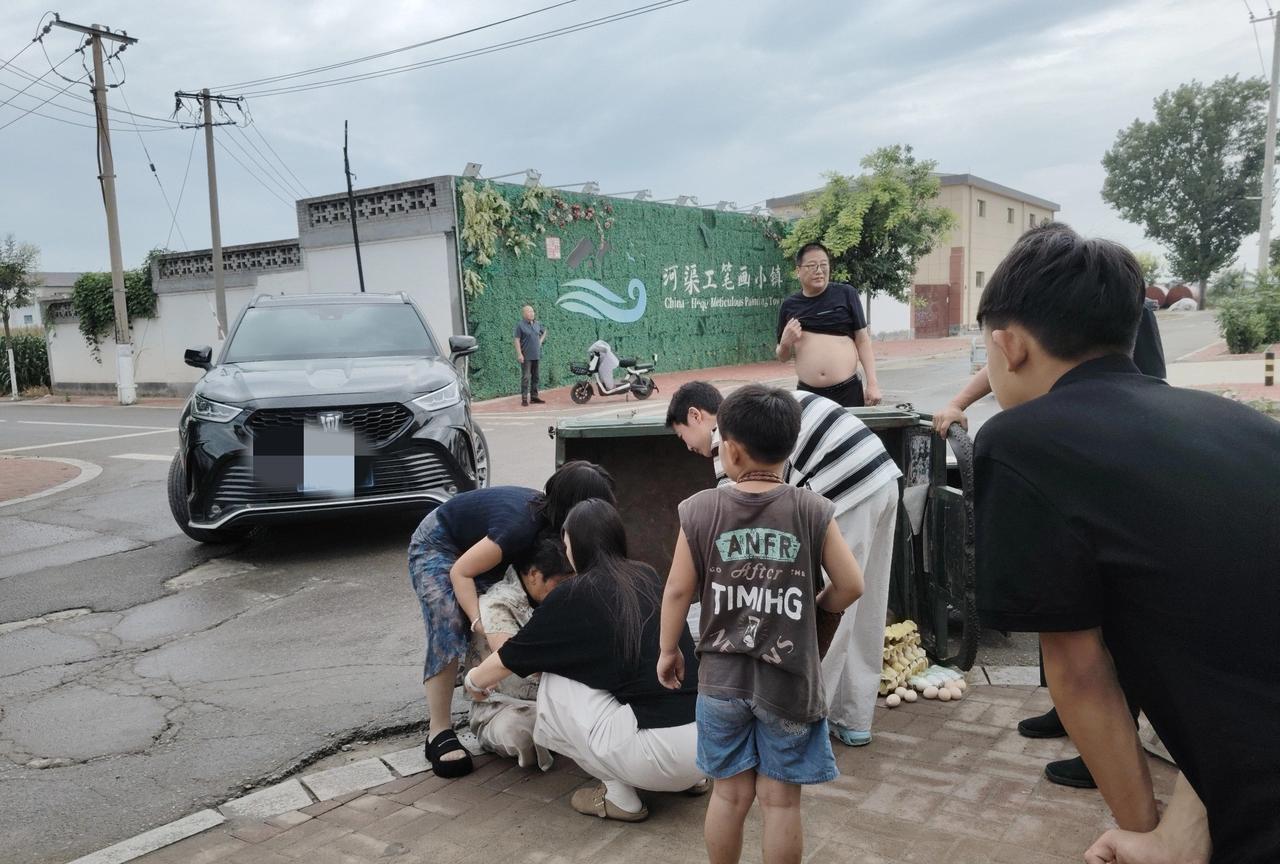 道路千万条，安全第一条！
乡村路十字路口，汽车与三轮车发生事故，造成三轮车上三人