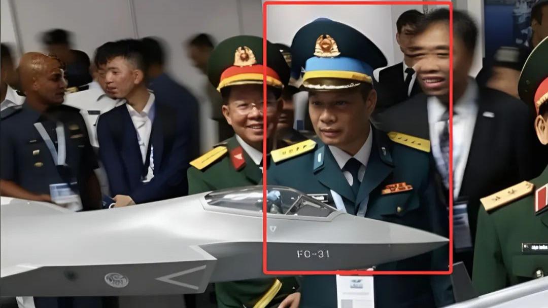越南军事代表团围观歼-10，只有一人死盯歼-31，他的眼神里全是戏！