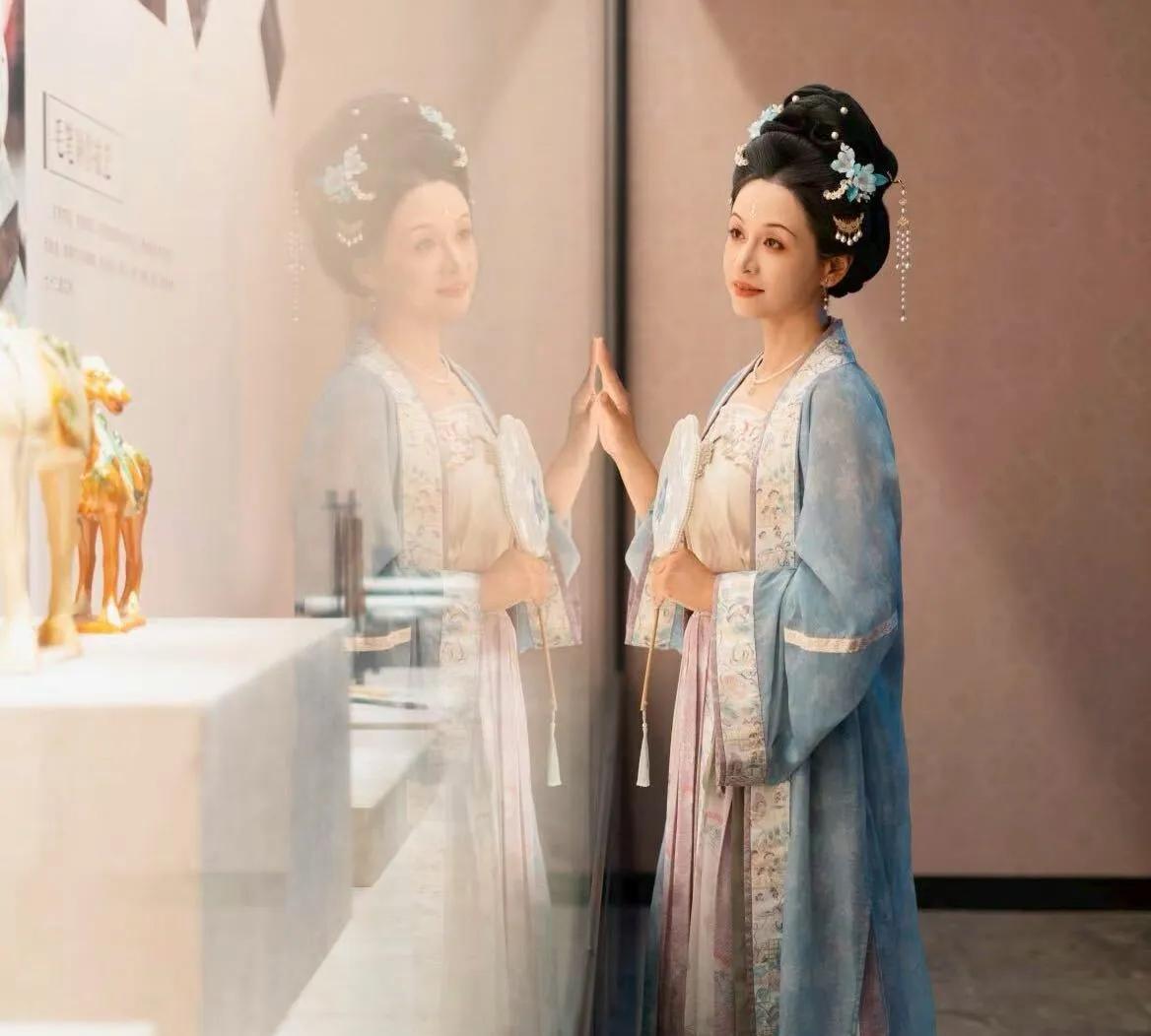 #中国人过洋节日，你支持吗#过去，很多势力推崇中国人过洋节，主要是从商业角度着眼