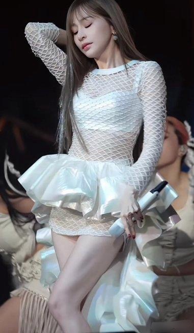 王心凌怎么还能逆袭了，我上学时都没觉得王心凌多美，瘦瘦的没啥感觉，可能因为那是一