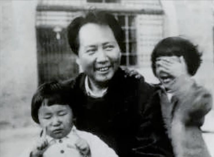 毛主席去幼儿园看望孩子们，有个小朋友说：毛主席，咱俩名字一样
【1946年2月，